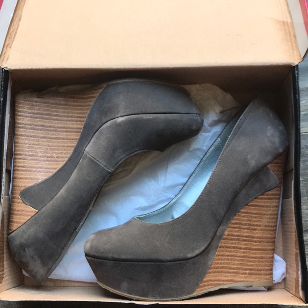 Dollhouse Greige Wedges; 8